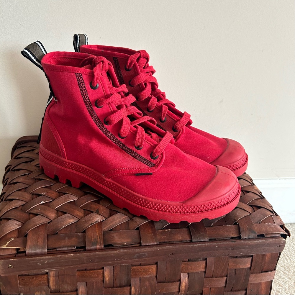 New without box Palladium Pampi Hi Red Unisex Shoes M-7 W-8.5